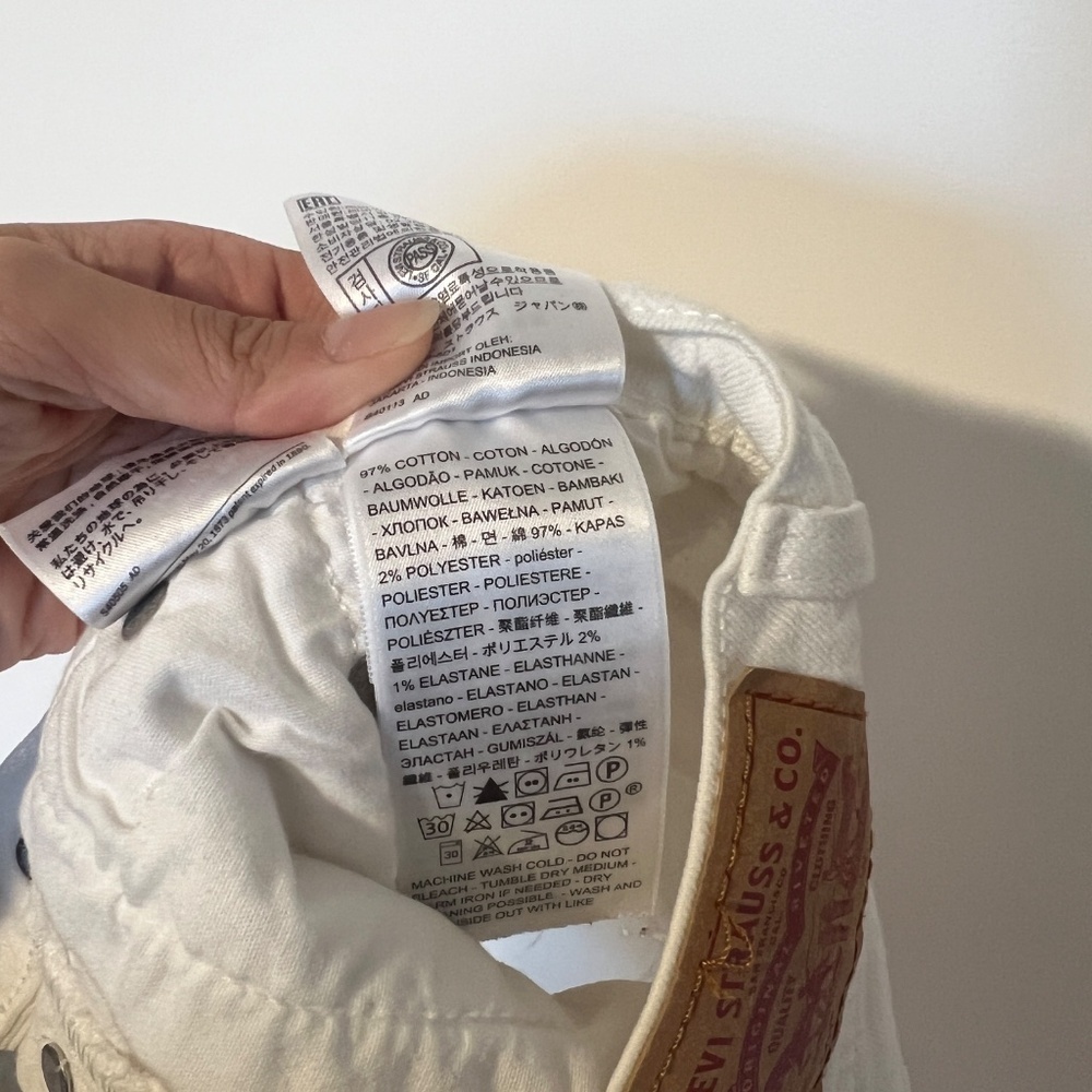 Levi's 501 Mid-Rise White Distressed Denim Shorts sz 25 - Picture 8 of 9